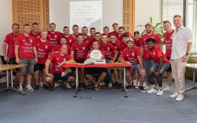 Eine besondere Ehre für unser Förderteam! Eintrag ins goldene Buch!