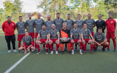 Dritte mit Derbysieg und ersten Saisonsieg und hält die Rot-Weiß Fahnen hoch