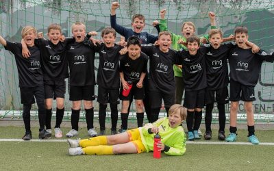 E-Junioren freuen sich über den kleinen Derbysieg