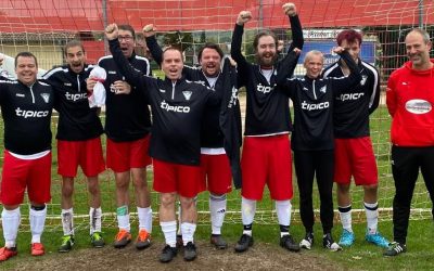 Unser Inklusionsteam mit neuen „Bubble Soccer“ Pullis zum 4:3 Sieg!