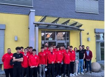 B-und A-Junioren zu Besuch bei Color Metal GmbH