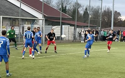 Schwache erste Halbzeit unserer Ersten mit gleich 4 Gegentoren gegen den neuen Tabellenführer